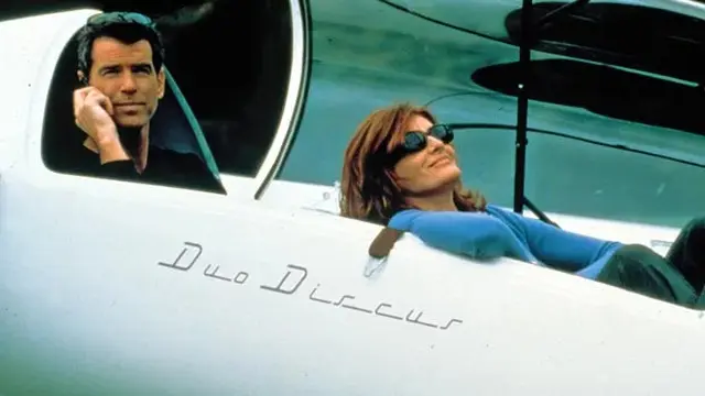 Cuplikan Rene Russo dan Pierce Brosnan saat berakting di The Thomas Crown Affair (1999)