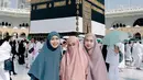 Ria Ricis berkesempatan menunaikan ibadah haji bersama dua kakaknya. Begini tampilan kompak Ria Ricis, Oki Setiana Dewi, dan Shindy Putri kenakan gamis dan hijab berwarna pastel. [@okisetianadewi]