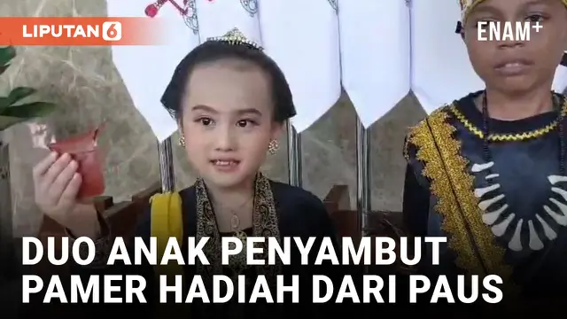 Anak Penyambut Kedatangan Paus Fransiskus di Indonesia Gembira dapat Hadiah Rosario