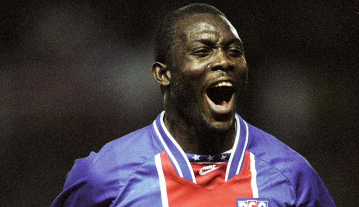 1. George Weah, memulai karier di PSG pada musim 1995/96 hingga 1999/00. Kala itu dirinya menjadi salah satu wonderkid incaran klub besar Eropa dan akhirnya memutuskan hijrah ke AC Milan. (www.psg.fr)
