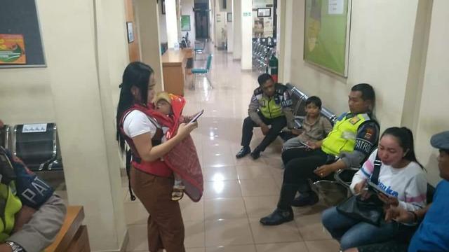 Ibu muda melahirkan di tanah lapang di Bali