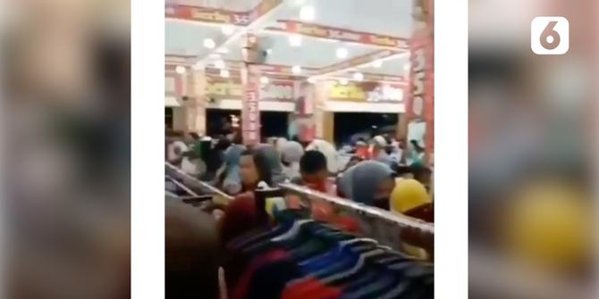 VIDEO: Viral, Tak Peduli Corona Warga Asik Belanja Baju Lebaran