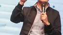 Aktor Dude Harlino berbagi kisah saat menjadi pembicara dalam EGTC 2018 di Universitas Kristen Petra Surabaya, Jawa Timur, Rabu (14/11). EGTC 2018 ini diadakan di Universitas Kristen Petra Surabaya pada 13-15 Oktober 2018. (Liputan6.com/Faizal Fanani)