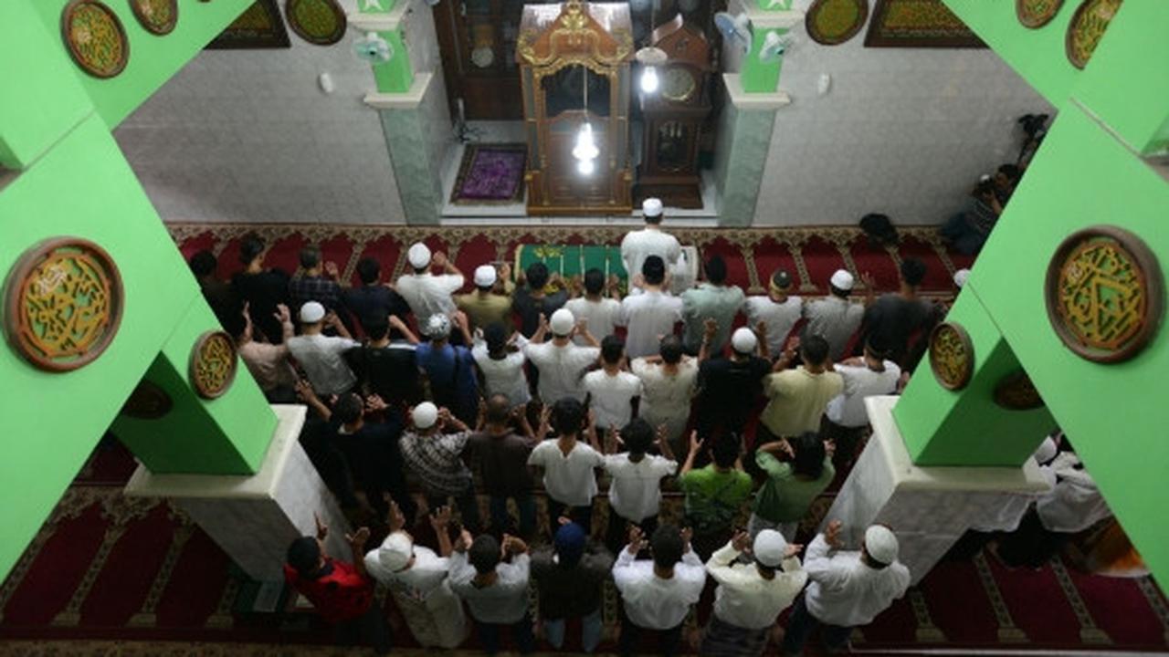 Jenazah Pak Raden disalatkan