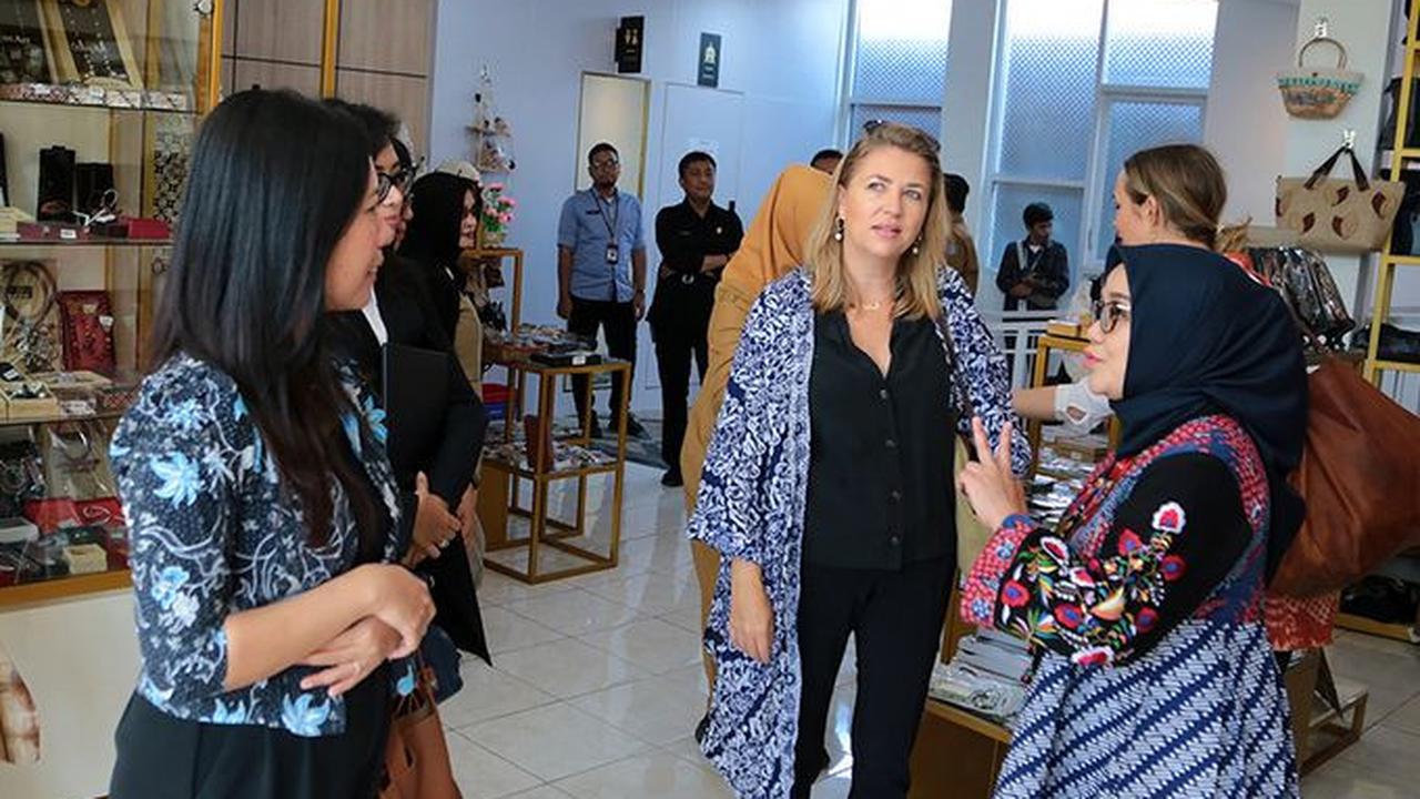 Gang Dolly dulunya sangat terkenal sebagai pusat lokalisasi di Kota Surabaya. Usai ditutup permanen, Pemerintah Kota (Pemkot) Surabaya memberikan pendampingan bagi warga setempat agar tetap bisa mencari nafkah.