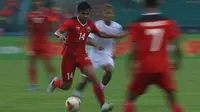 Pemain Timnas Indonesia, Asnawi Mangkualam mengontrol bola dibayangi pemain Myanmar dalam pertandingan lanjutan babak penyisihan Grup A SEA Games 2021 di Stadion Viet Tri, Phu Tho, Vietnam, Minggu (15/5/2022). (Bola.com/Ikhwan Yanuar)