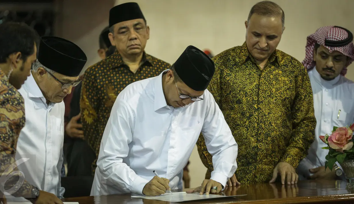 Menag Lukman Hakim Saifuddin menandatangani peresmian pemajangan Kiswah (kain penutup Kakbah) hadiah dari Raja Salman bin Abdulaziz Al Saud di Masjid Istiqlal, Jakarta, Jumat (10/3). (Liputan6.com/Faizal Fanani)