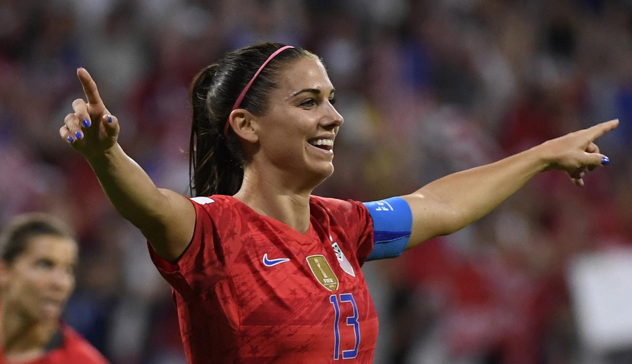 Alex Morgan. Di samping cantik, striker Amerika Serikat ini juga meraih gelar individu sebagai peringkat ke-2 pencetak gol terbanyak. Saat melawan Thailand ia mencetak 5 gol untuk negeri Paman Sam. Saat ini bermain untuk Orlando Pride di Liga Sepakbola Wanita USA. (AFP/Philippe Desmazes)