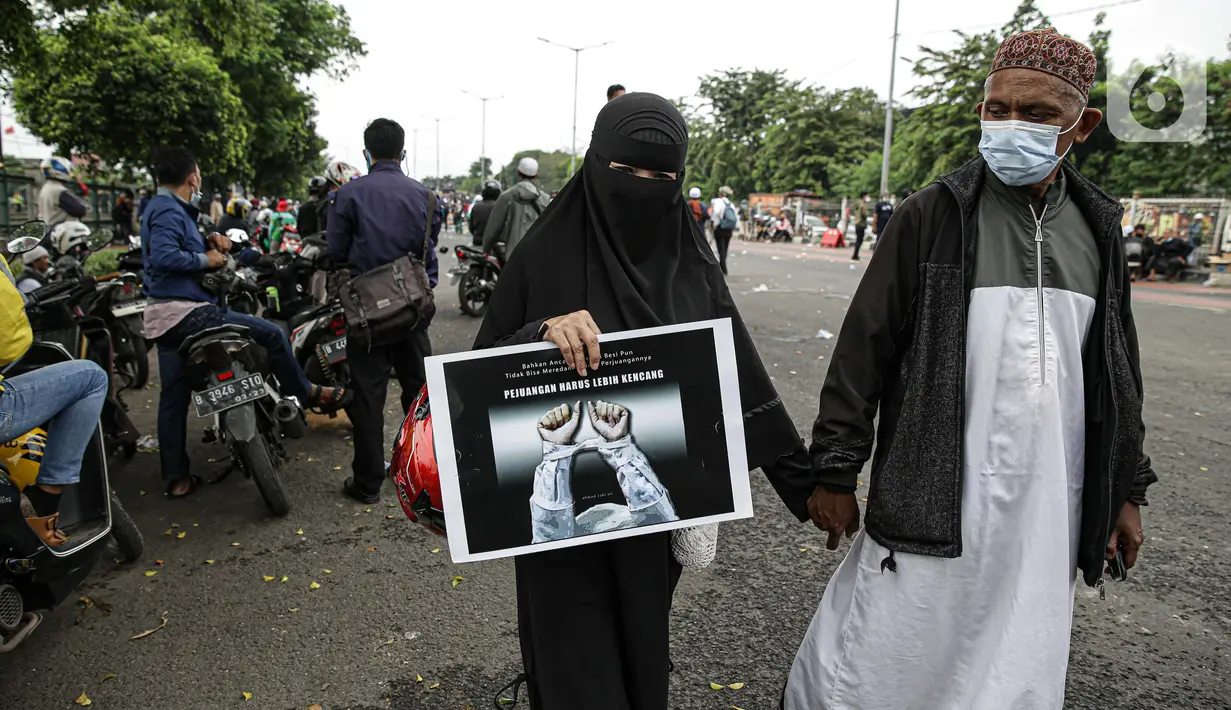Massa aksi membubarkan diri usai terlibat bentrok dengan polisi di flyover Penggilingan, Jakarta, Kamis (24/6/2021). Sebelumnya, aparat kepolisian dengan simpatisan Rizieq Shihab terlibat bentrokan jelang sidang vonis perkara tes swab yang digelar di di PN Jakarta Timur. (Liputan6.com/Faizal Fanani)