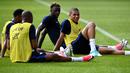 Striker AS Monaco, Kylian Mbappe, rileks usai mengikuti pemusatan latihan bersama Timnas Prancis di Clairefontaine, Yvelines, Senin (29/5/2017). (AFP/Franck Fife)