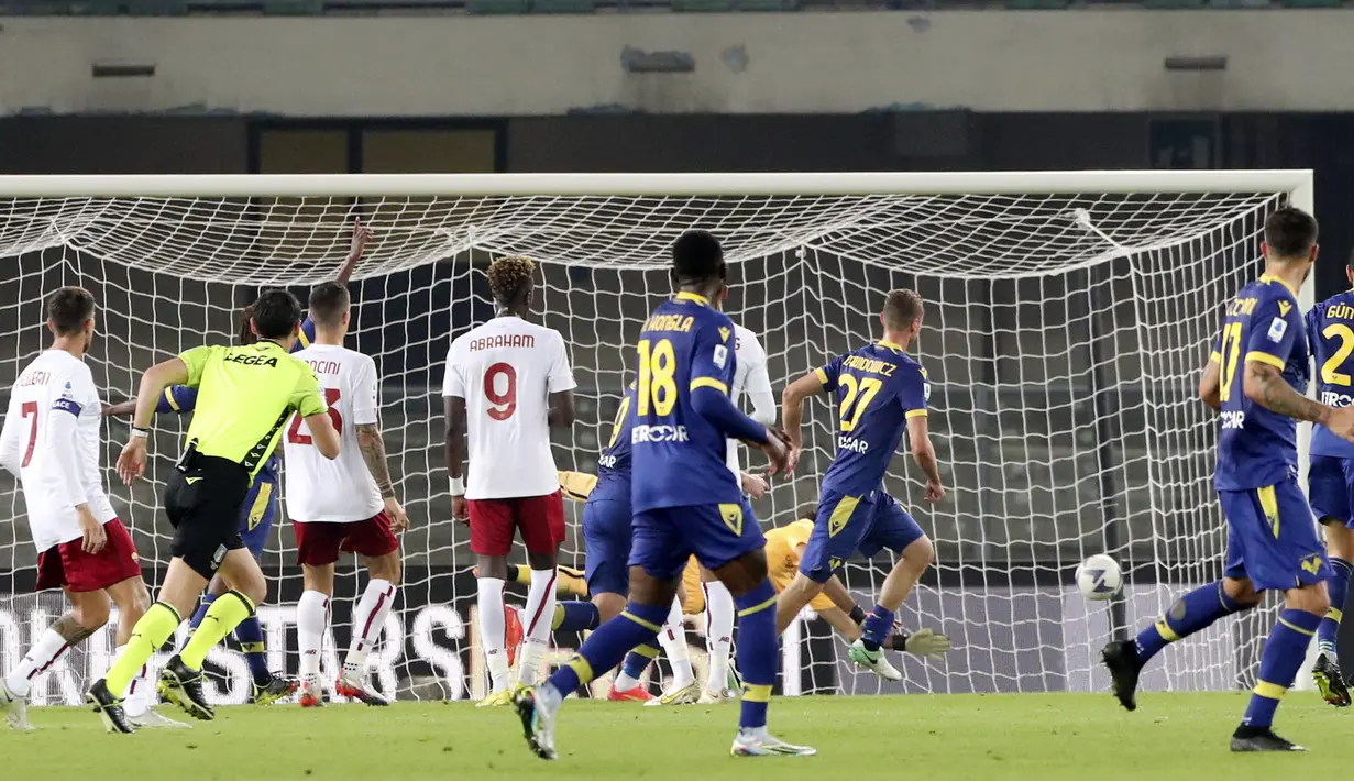 Pemain Verona, Pawel Dawidowicz (ketiga kanan) mencetak gol ke gawang AS Roma pada pertandingan lanjutan Liga Serie A Italia di stadion Marcantonio Bentegodi, di Verona, Italia, Senin 31 Oktober 2022. Berkat hasil ini, Roma sukses naik ke peringkat empat klasemen dengan perolehan poin 25. (Paola Garbuio/LaPresse via AP)