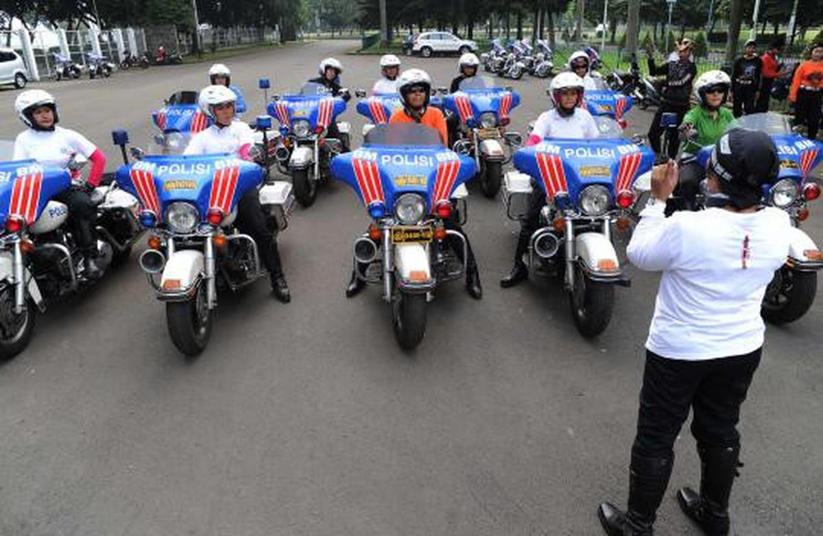 Polwan cantik akrobat pakai motor gede 