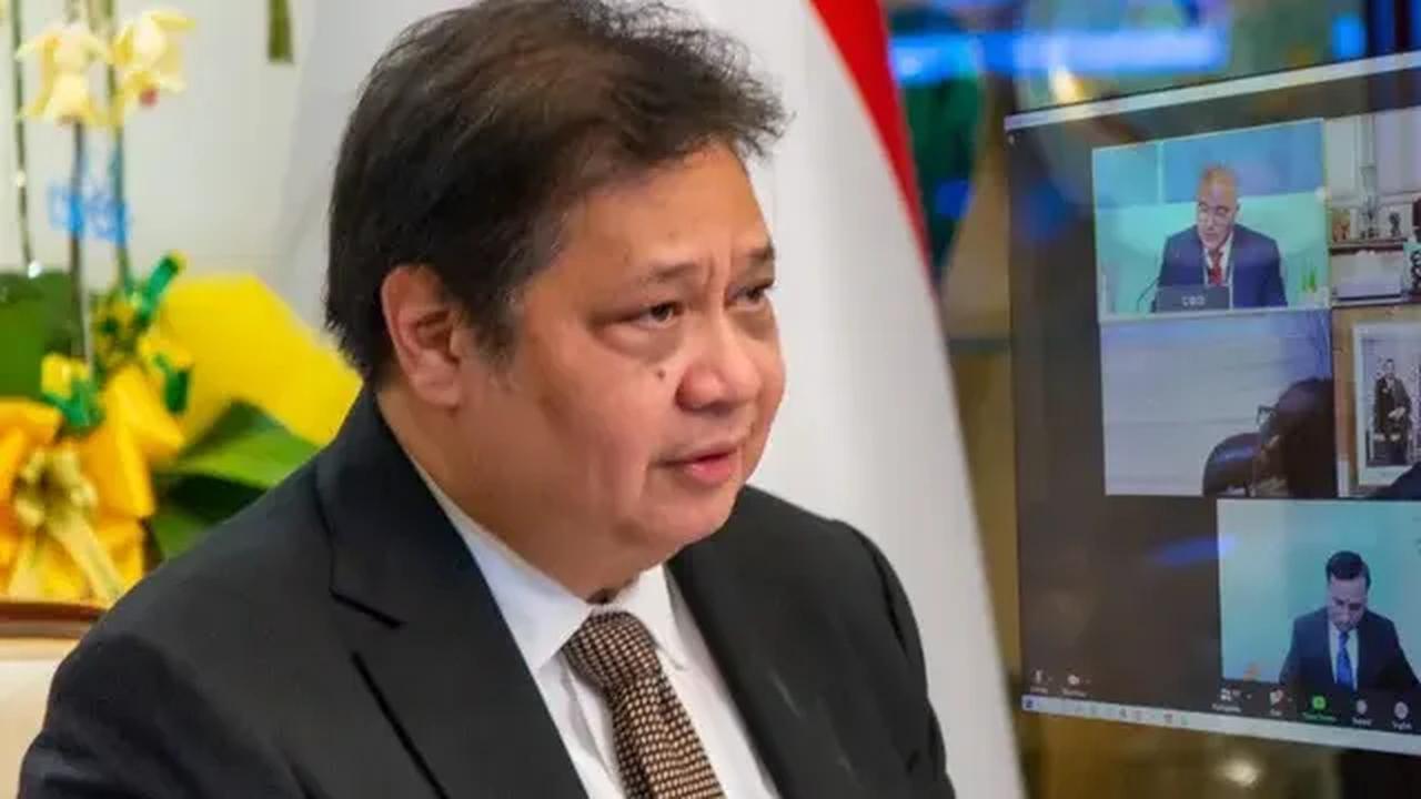 Airlangga sebelumnya mengatakan siap menghadiri pemeriksaan di Kejaksaan Agung, sebagai saksi terkait dugaan kasus korupsi CPO (crude palm oil) dengan tersangka tiga korporasi. Pemeriksaan dijadwalkan oleh pada Kejaksaan Agung (Kejagung) pada Senin 24 Jul