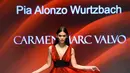 Miss Universe 2015, Pia Alonzo Wurtzbach berjalan di atas catwalk saat membawakan gaun berwarna merah rancangan Macy dengan tema Go Red For Women Red di New York Fashion Week (11/2/2016). (AFP PHOTO/Frazer Harrison)