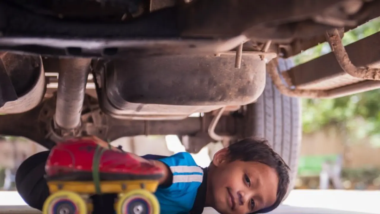 Gokil! Bocah Ini Main Sepatu Roda Sampai ke Kolong Mobil