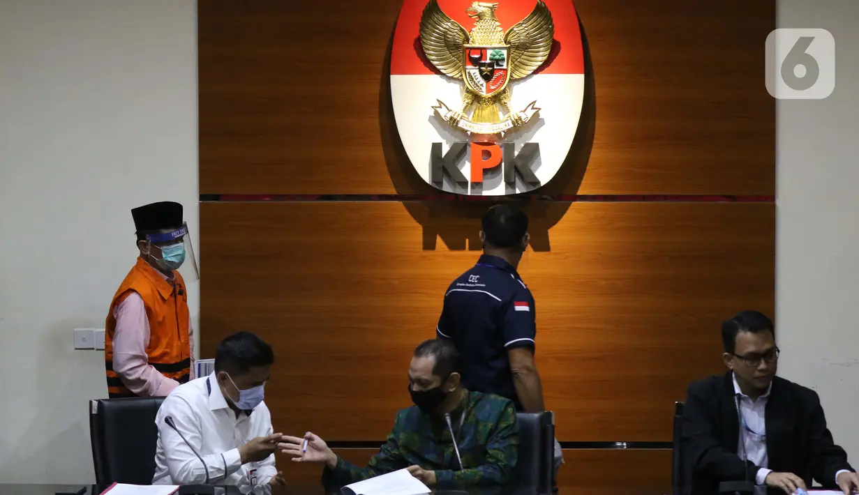 Mantan Anggota Badan Pemeriksa Keuangan (BPK), Rizal Djalil (kiri) sesaat sebelum rilis penahanan di Gedung KPK, Jakarta, Kamis (3/12/2020). Rizal Djalil merupakan tersangka penerima suap proyek Sistem Penyediaan Air Minum di Kementerian PUPR. (Liputan6.com/Helmi Fithriansyah)