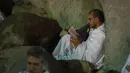 Jabal Rahmah ini dikenal sebagai bukit kasih sayang, dimana sejarahnya merupakan tempat bertemunya nabi Adam AS dengan Siti Hawa. (AP Photo/Amr Nabil)