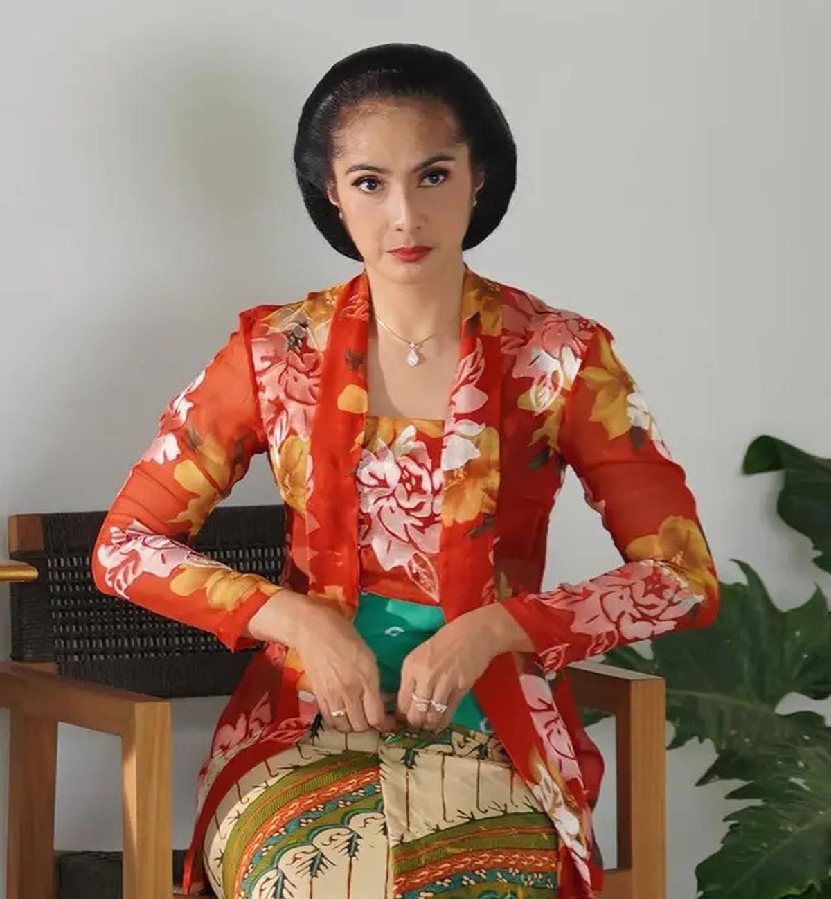 6 Outfit Maudy Koesnaedi dengan Kebaya dalam Series 'Losmen Bu Broto', Bergaya Klasik dan Berwibawa