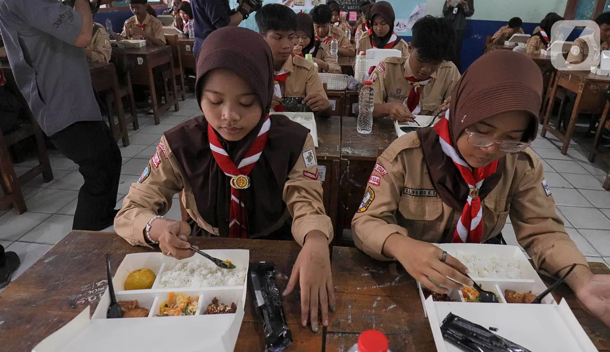Diketahui, program makan bergizi gratis merupakan salah satu program yang dijanjikan Presiden dan Wakil Presiden Prabowo Subianto-Gibran Rakabuming Raka saat berkampanye. (Liputan6.com/Herman Zakharia)