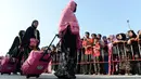 Jemaah calon haji menuju pesawat penerbangan khusus menuju Tanah Suci di bandara provinsi Narathiwat di Thailand, Selasa (24/7). Haji adalah ziarah tahunan ke Makkah, kota suci umat Islam, yang berhukum wajib bagi mereka yang mampu. (Madaree TOHLALA/AFP)