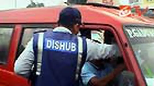 Pengemudi Angkutan Umum Wajib Berseragam