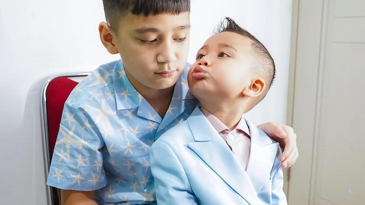 Potret Raffi Ahmad Syuting Ditemani Rafathar, Rayyanza dan Lily