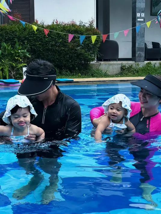 Felicya Angelista merasa bersyukur dikaruniai dua anak perempuan cantik dan menggemaskan. "Aku dalam versi terbaikku, menjadi ibu untuk 2 putriku yang cantik, Terima kasih Tuhan," tulis Feli dalam salah satu unggahannya. [Instagram/felicyangelista_]