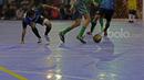 Pemain Timnas Futsal Indonesia, Reza Yamani (tengah) mencoba melewati para pemain BJL 2000 pada laga Uji Coba di Lapangan Futsal Tifosi Sport Center, Jakarta, (14/1/2017). Timnas menang 7-5. (Bola.com/Nicklas Hanoatubun)