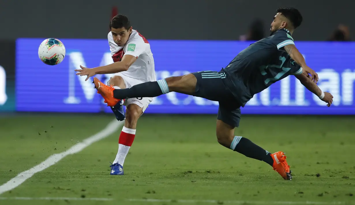 Bek Peru, Aldo Corzo mengumpan bola dari kawalan penyerang Argentina, Nicolás González pada pertandingan kualifikasi Piala Dunia 2022 di Lima, Peru, Selasa (17/11/2020). Argentina menang 2-0 atas Peru. (Daniel Apuy, Pool via AP)