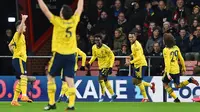 Penyerang Arsenal, Bukayo Saka (tengah) berselebrasi dengan rekan-rekannya usai mencetak gol ke gawang Bournemouth pada pertandingan putaran keempat Piala FA di Stadion Vitalitas di Bournemouth, Inggris (27/1/2020).  Arsenal menang tipis 2-1 atas Bournemouth. (AFP Photo/Glyn Kirk)