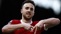 Pemain Liverpool asal Portugal #20, Diogo Jota, merayakan gol ketiga timnya selama pertandingan Liga Primer Inggris antara Fulham dan Liverpool di Craven Cottage di London pada 21 April 2024. Striker Liverpool Diogo Jota meninggal bersama saudaranya pada 3 Juli 2025 dini hari dalam sebuah kecelakaan lalu lintas di barat laut Spanyol, kata Garda Sipil Spanyol. (BENJAMIN CREMEL/AFP)