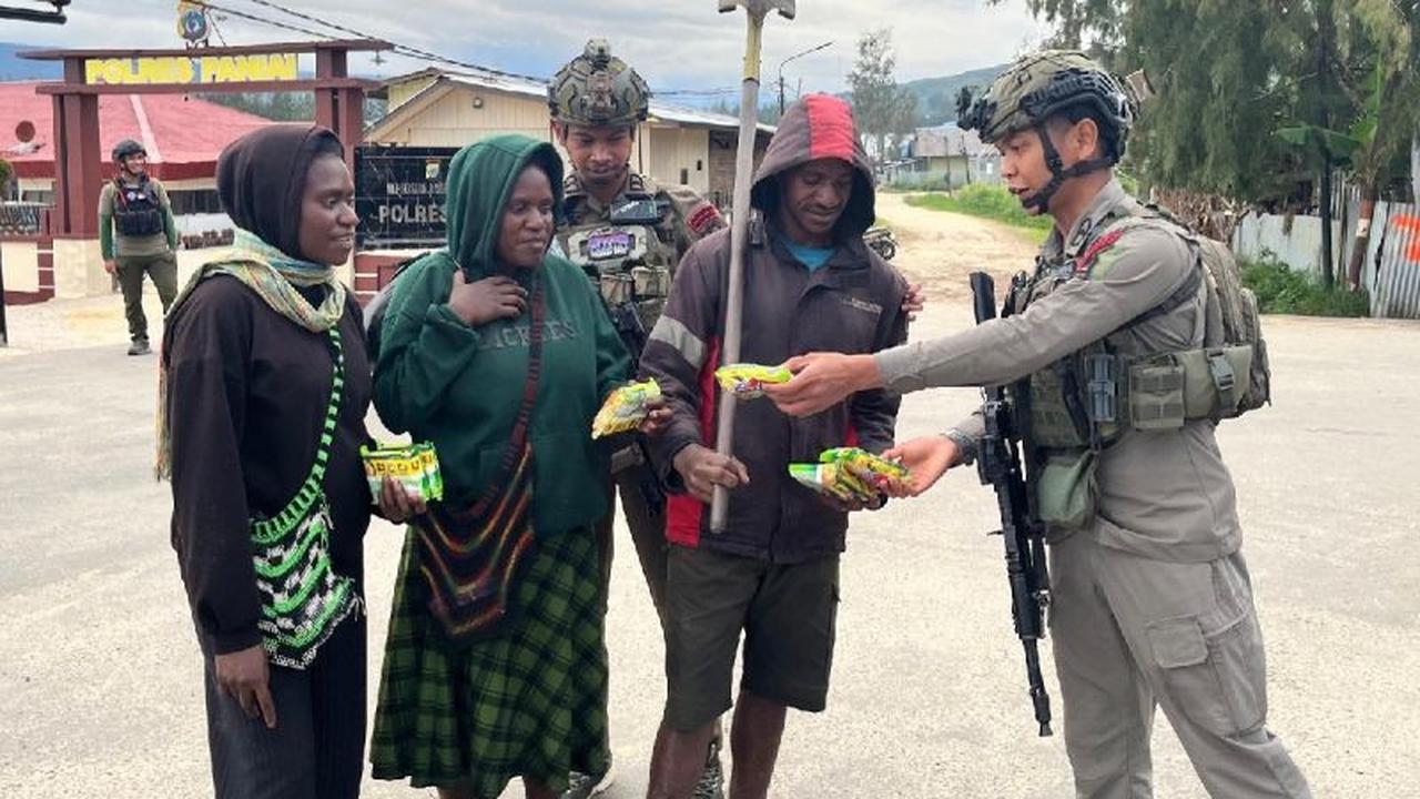 Senyum Anak-anak Sambut Patroli Satgas Damai Cartenz Paniai: Aksi Humanis Jamin Keamanan Warga