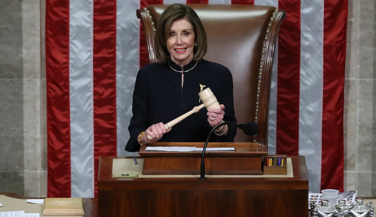 Ketua DPR AS, Nancy Pelosi memimpin voting untuk memakzulkan Presiden Donald Trump di US Capitol, Washington, Rabu (18/12/2019). Voting untuk dakwaan menghalangi Kongres juga dimuluskan oleh DPR AS, dengan perolehan 229 suara mendukung dan 198 suara menolak. (Chip Somodevilla/Getty Images/AFP)