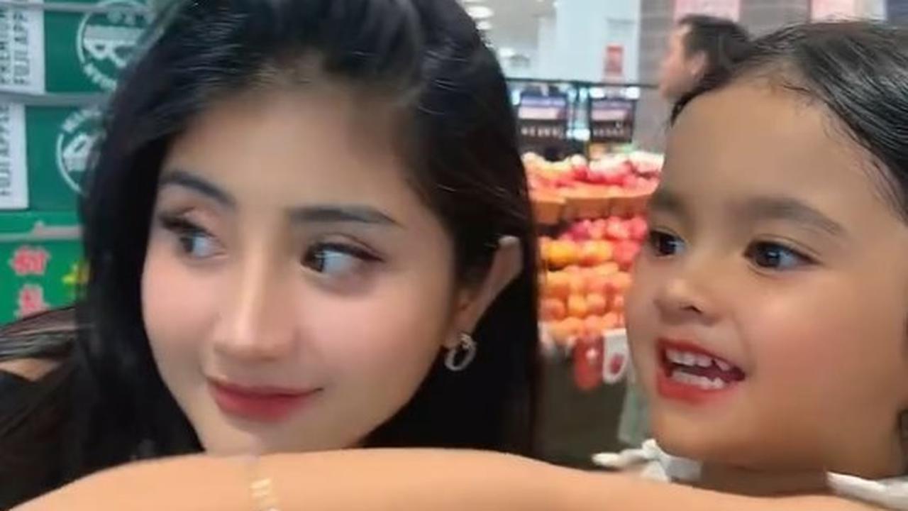 Kedekatan Ghea Youbi dengan keponakannya mendapatkan banyak pujian, terutama karena keponakannya yang cantik bak boneka hidup.<br><br>