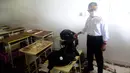 Menteri Koordinator Bidang Pembangunan Manusia dan Kebudayaan (Menko PMK) Muhadjir Effendy saat meninjau lokasi tembok roboh di Madrasah Tsanawiyah Negeri (MTsN) 19 Pondok Labu, Cilandak, Jakarta, Jumat (7/10/2022). Robohnya tembok menyebabkan tiga siswa meninggal dunia. (merdeka.com/Arie Basuki)