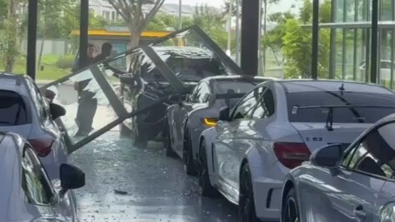 Pengemudi Xpander menabrak mobil Porsche di showroom mewah Ivan's Motor di kawasan PIK 2, Kota Tangerang, Banten.