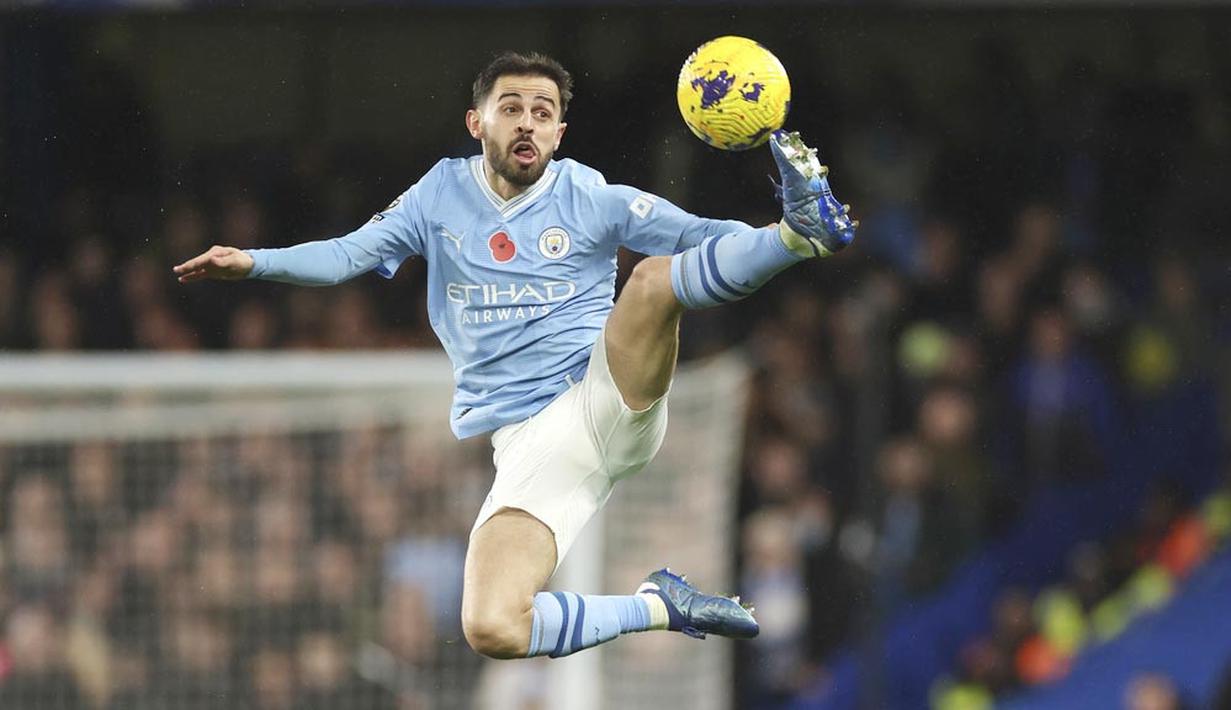 Pemain Manchester City, Bernardo Silva, mengontrol bola saat melawan Chelsea pada laga pekan ke-12 Premier League 2023/2024 di Stadion Stamford Bridge, Minggu (12/11/2023).  Dengan hasil imbang ini, Chelsea mengemas 16 angka dari 12 laga tapi mereka masih terpuruk di posisi 10 klasemen sementara. Sementara itu City masih di pucuk klasemen dengan raihan 28 angka. (AP Photo/Ian Walton)