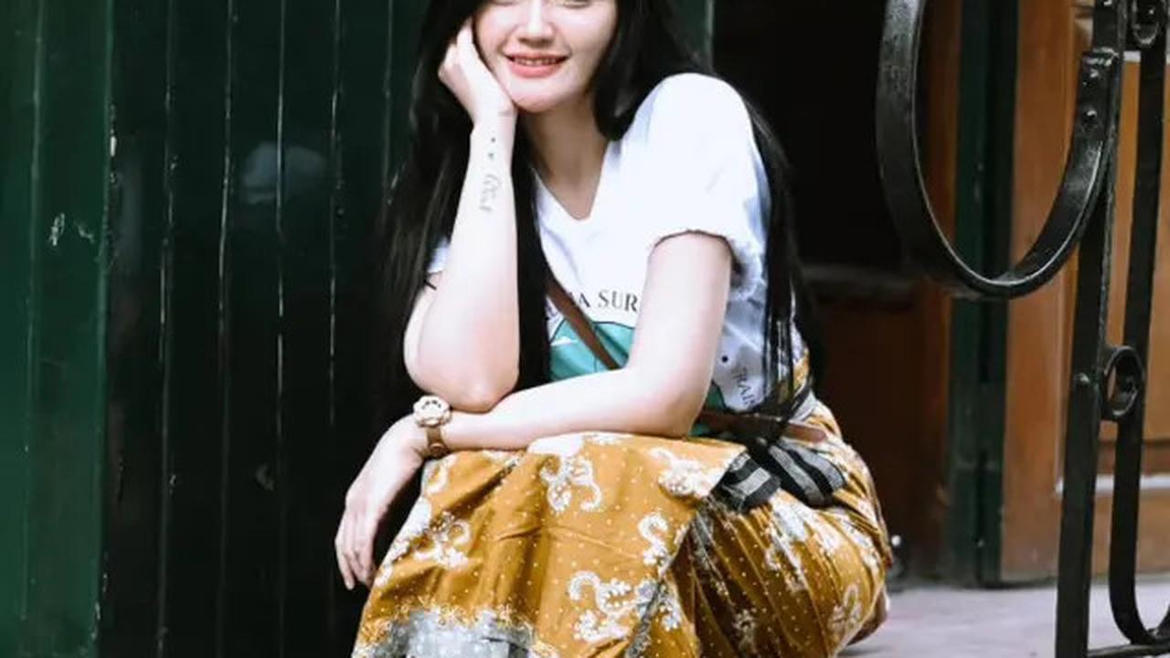 9 Gaya Fanny Soegi dengan Rok Batik, Anggun dan Kekinian