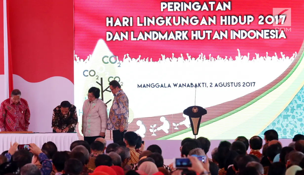Presiden Joko Widodo menandatangani dokumen saat memperingati hari lingkungan hidup 2017 di Kementrian Kehutanan, Jakarta, Selasa (2/8). (Liputan6.com/Angga Yuniar)