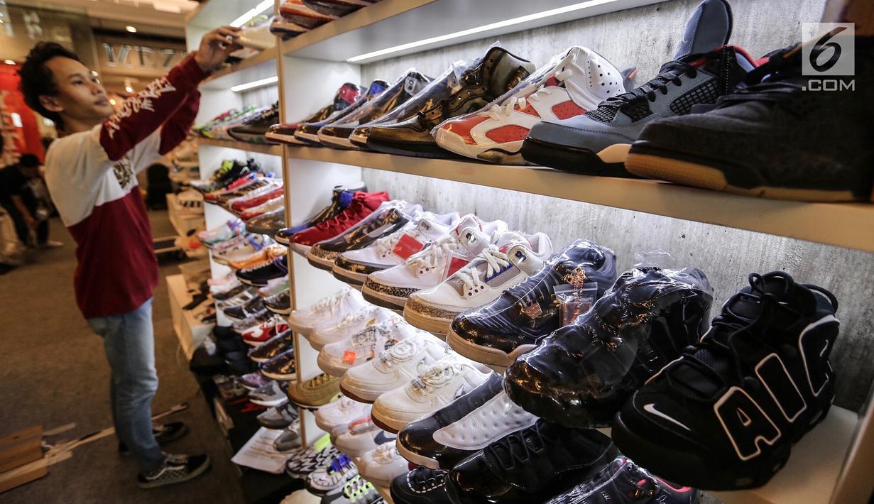 Penjual merapikan sepatu sneaker pada bazar Sneakerpeak Kemang Quatro di Lippo Mall Kemang, Jakarta, Rabu (20/11). Kegiatan bagi para pecinta sneaker mengusung tema Quatro. (Liputan6.com/Fery Pradolo)
