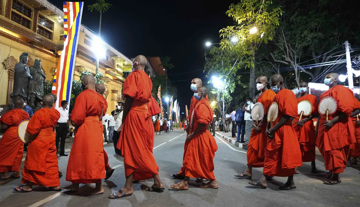 Sejumlah biksu Buddha mengambil bagian pada Festival Navam Perahera di Kolombo, Sri Lanka, 15 Februari 2022. Biksu, penari, pemusik, dan lainnya berpartisipasi dalam perayaan di Kuil Gangaramaya yang terkenal, salah satu destinasi wisata turis di Kolombo. (AP Photo/Eranga Jayawardena)