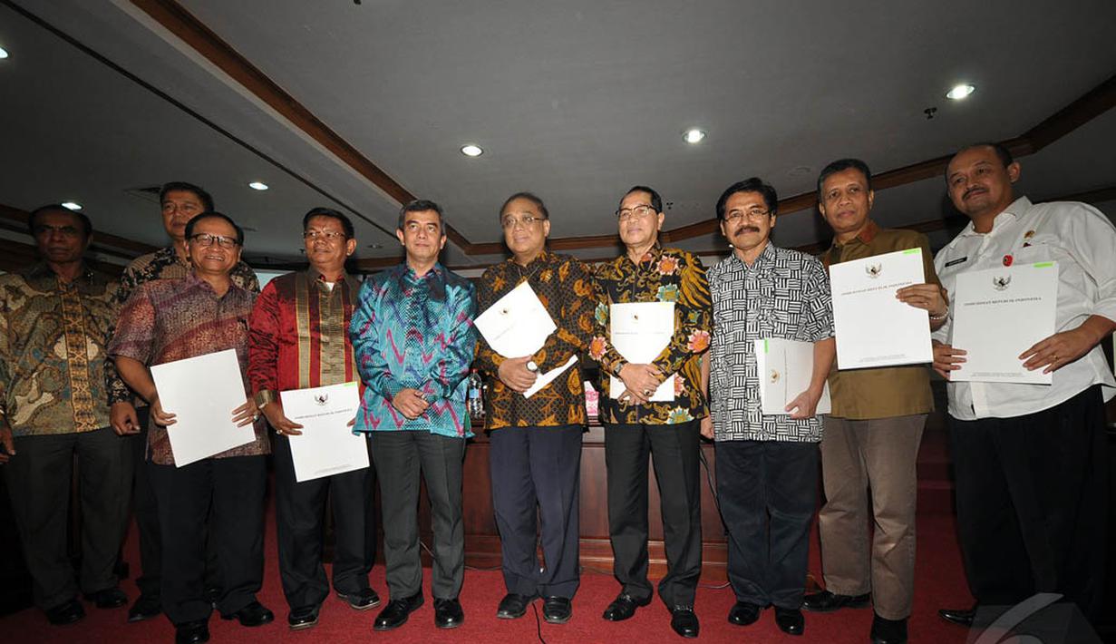 Ketua Ombudsman RI Danang Girindrawardana (kiri), Menko Kemaritiman Indroyono Soesilo (tengah) dan Anggota Komisi IV DPR, Firman Soebagyo (kanan) saat foto bersama usai penyerahan rekomendasi izin hutan, Jakarta, Jumat (9/1/2015). (Liputan6.com/Miftahul H