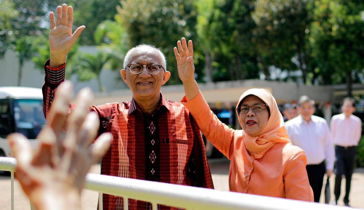 Halimah Yacob melambaikan tangan ke pendukungnya saat tiba untuk menyerahkan berkas pencalonan presiden di Singapura, Rabu (13/9). Perempuan 63 tahun itu adalah calon tunggal yang memenuhi syarat untuk menduduki kursi presiden. (AP Photo/Wong Maye-E)