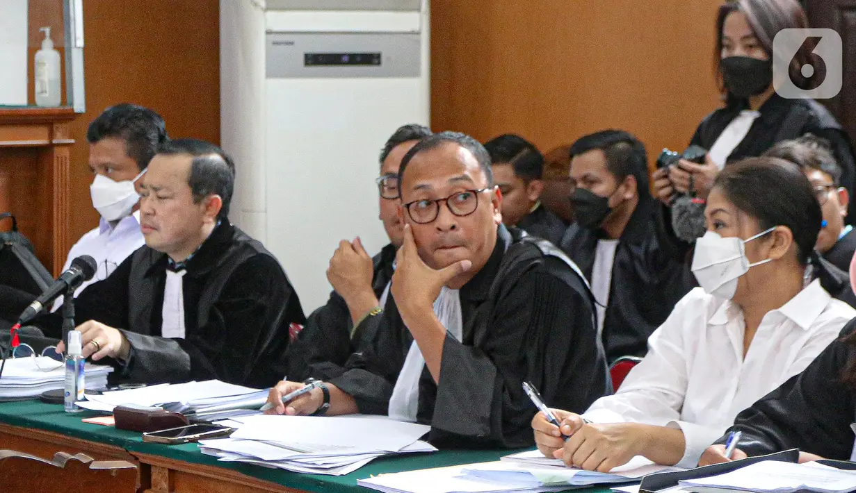 Terdakwa kasus pembunuhan Brigadir Yosua Hutabarat atau Brigadir J, Ferdy Sambo (kiri) dan istrinya yang juga terdakwa Putri Candrawathi (kanan) saat mengikuti sidang lanjutan di Pengadilan Negeri Jakarta Selatan, Jakarta, Selasa (13/12/2022). Sidang tersebut beragendakan mendengarkan kesaksian tiga orang saksi yakni Richard Eliezer, Ricky Rizal, dan Kuat Ma'ruf. (Liputan6.com/Faizal Fanani)