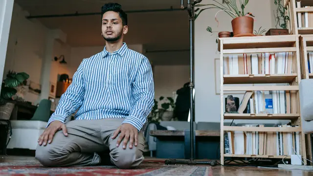 Ilustrasi muslim menunaikan ibadah salat