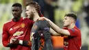 Para pemain Manchester United berusaha menenangkan David de Gea yang kecewa usai ditaklukkan Villarreal pada laga final Liga Europa di Stadion Gdansk, Kamis (27/5/2021). MU gagal menjadi juara usai takluk adu penalti dengan skor 10-11. (AFP/Maja Hijtj)