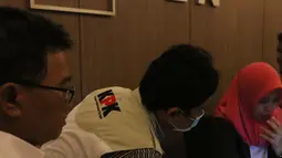 Penyidik KPK berbincang dengan salah seorang pegawai saat menggeledah Kantor Pusat PLN, Jakarta, Senin (16/7). Penyidik KPK menuju Lantai 8 yang merupakan lantai direksi PLN. (Liputan6.com/Arya Manggala)