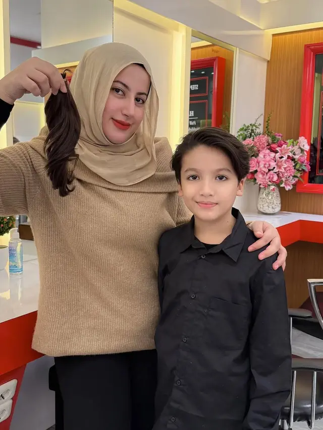 Tasyi Athasyia Bagikan Momen Sang Anak saat Potong Rambut Gondrong. (instagram/tasyiiathasyia)