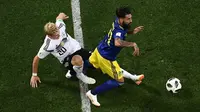 Jimmy Durmaz (kanan) saat laga Jerman vs Meksiko, Minggu dini hari WIB (24/6/2018). (AFP/Jewel Samad)