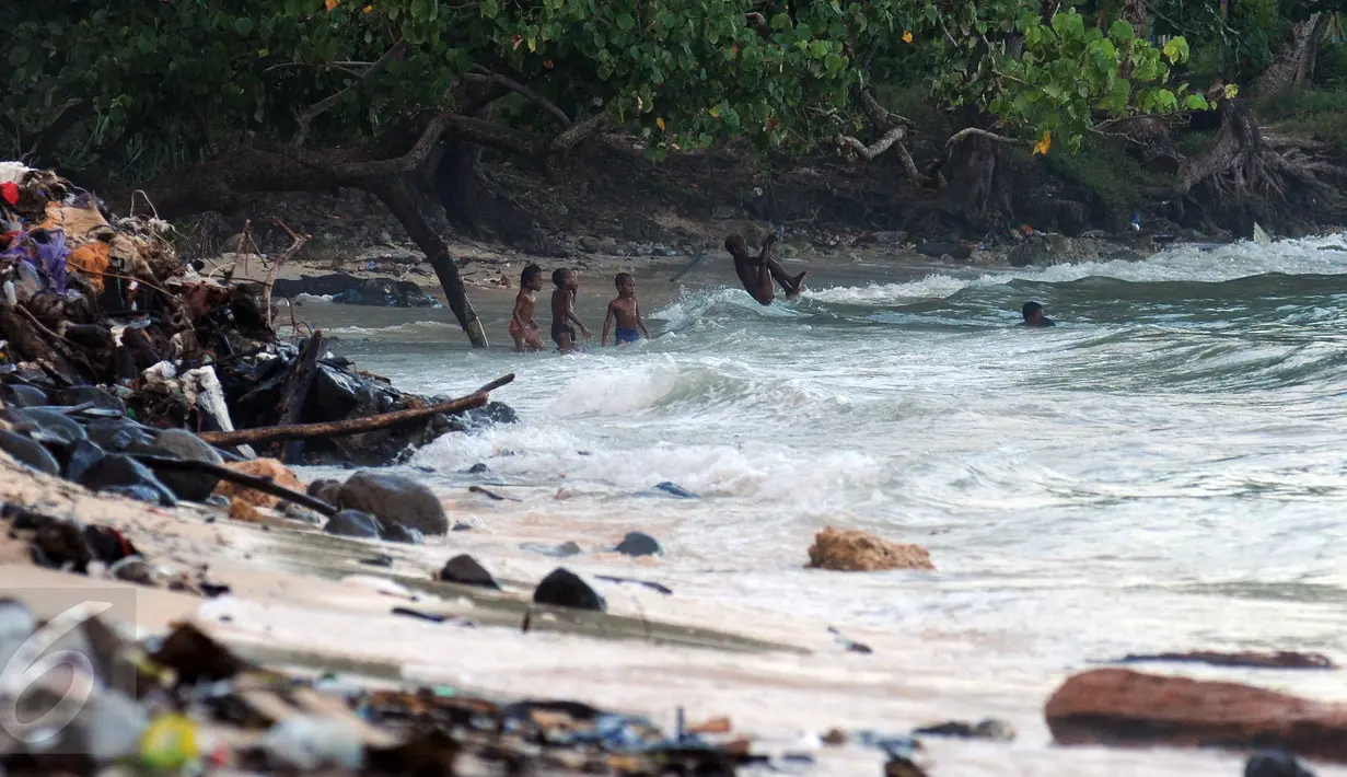 Beberapa anak bermain di pantai Pasir Putih, Manokwari, Papua Barat, Senin (15/8). Tampak, sampah berserakan di pantai Pasir Putih, kondisi ini bisa mengurangi daya tarik wisatawan menikmati keindahan alam Papua Barat. (Liputan6.com/Helmi Fithriansyah)